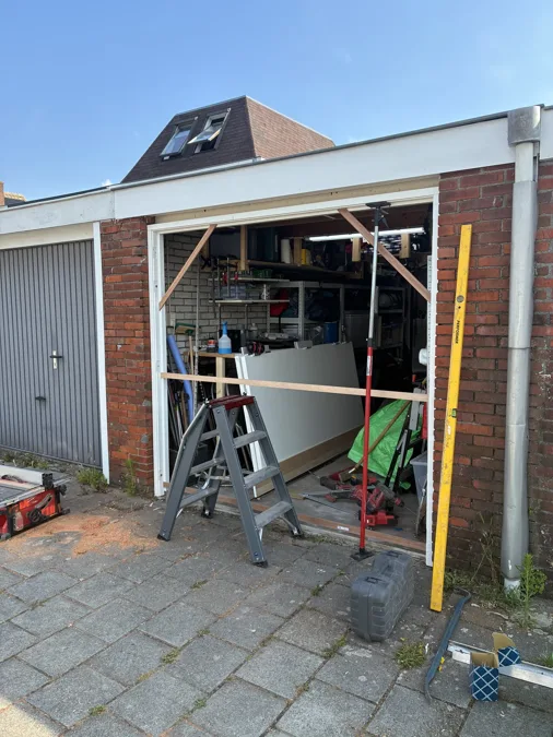 Garagedeur en kozijn