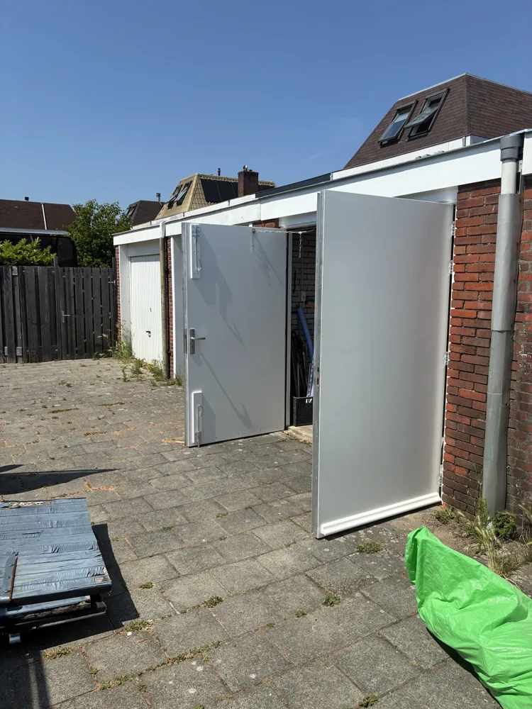 Garagedeur en kozijn, foto 2 van 6