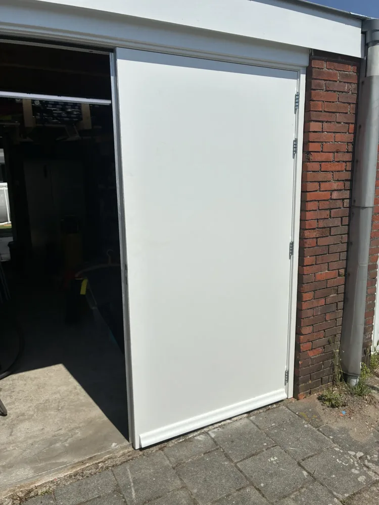 Garagedeur en kozijn, foto 3 van 6