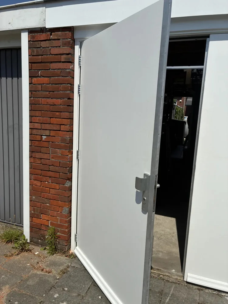 Garagedeur en kozijn, foto 4 van 6