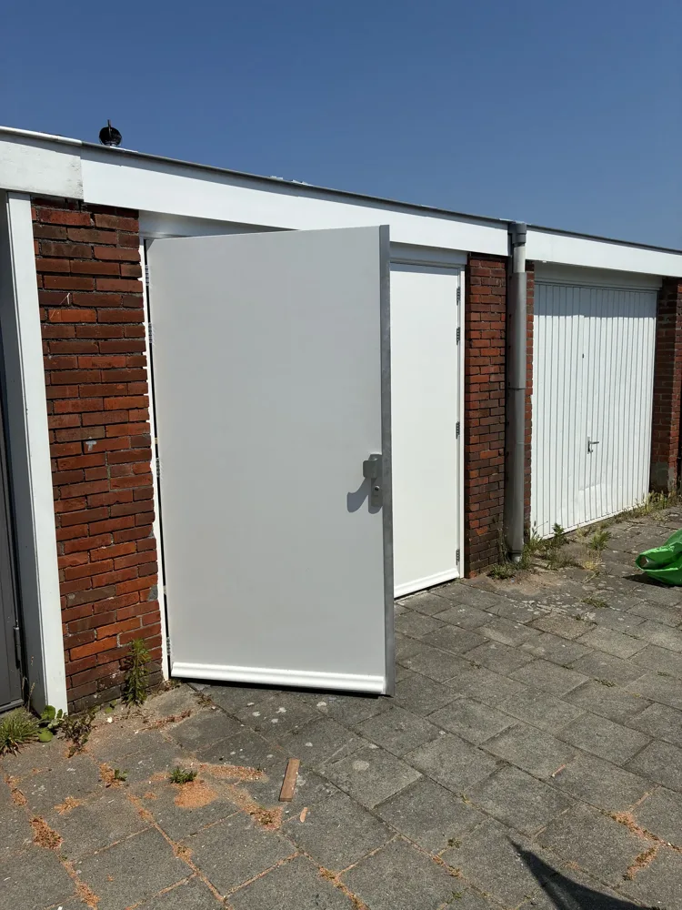 Garagedeur en kozijn, foto 5 van 6