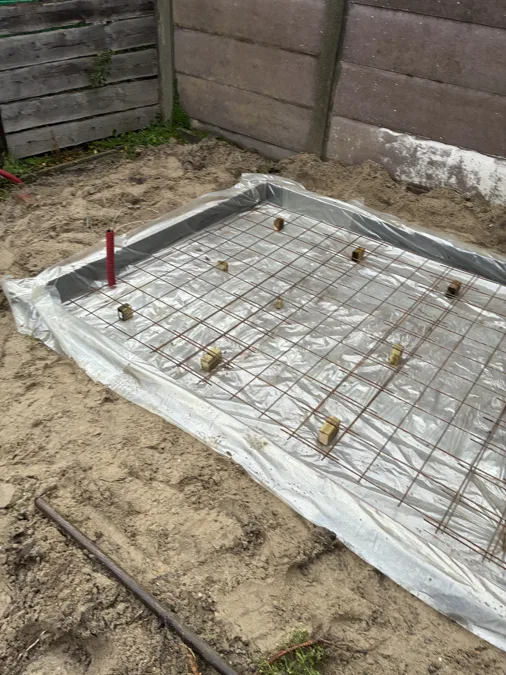 Houten schuur met fundering