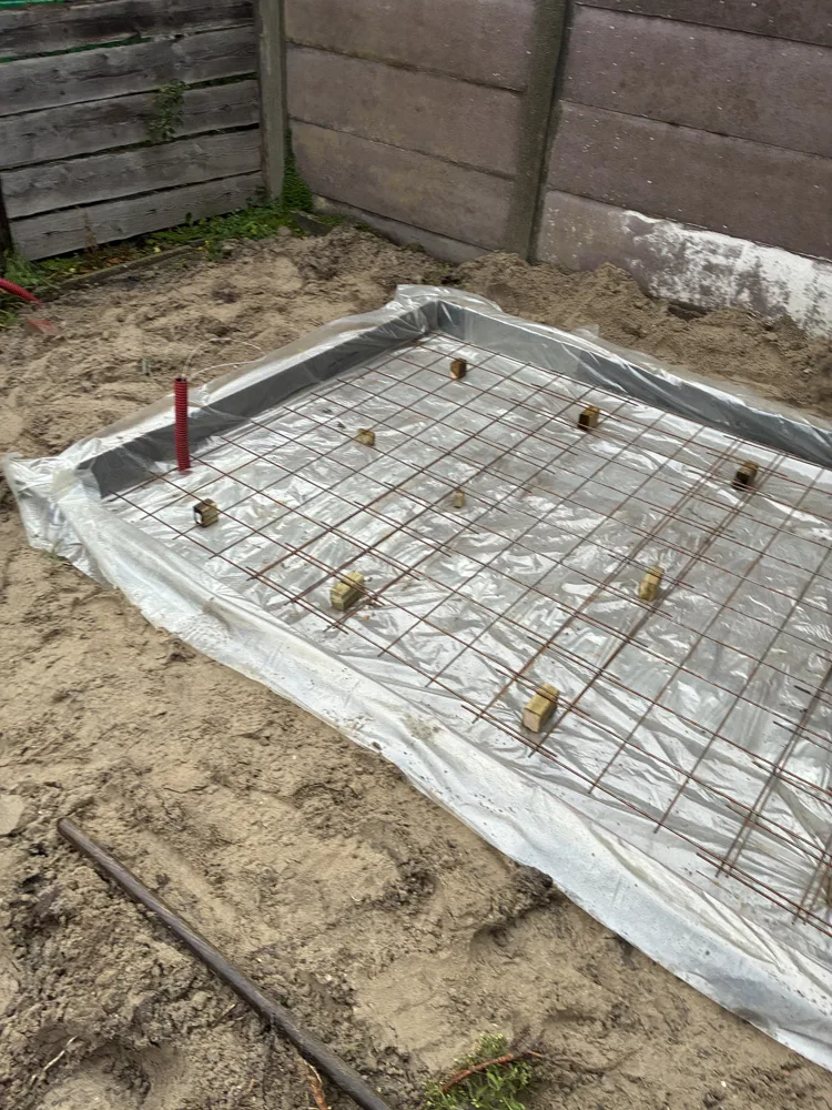 Houten schuur met fundering, foto 1 van 7