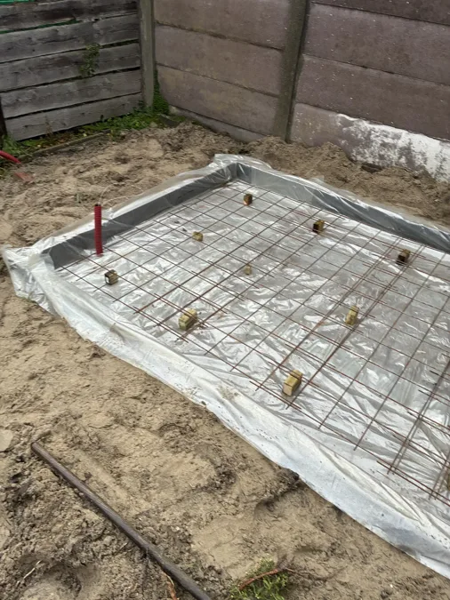 Houten schuur met fundering