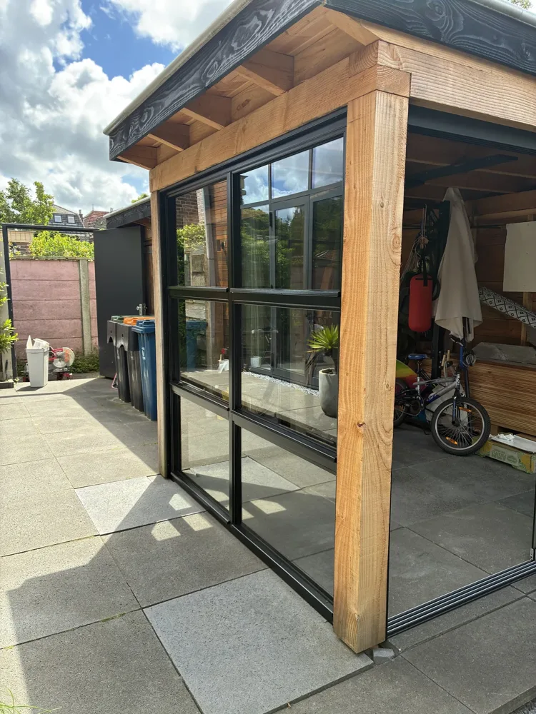 Houten schuur met zwarte kozijnen, foto 1 van 5