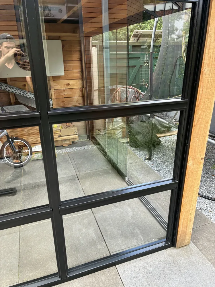 Houten schuur met zwarte kozijnen, foto 4 van 5