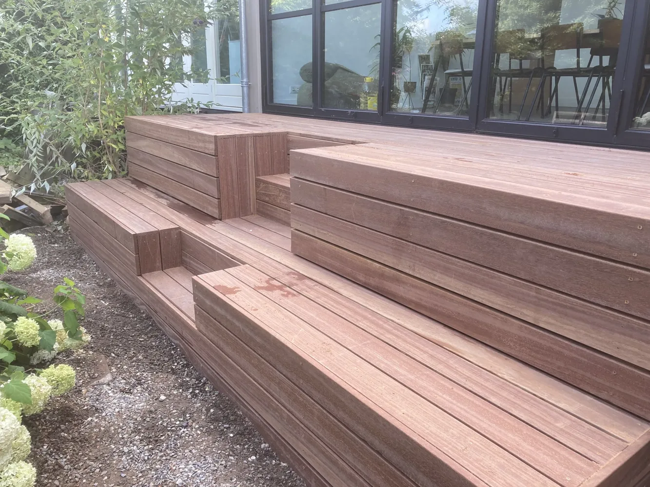 Zitgedeelte in de tuin, foto 1 van 8